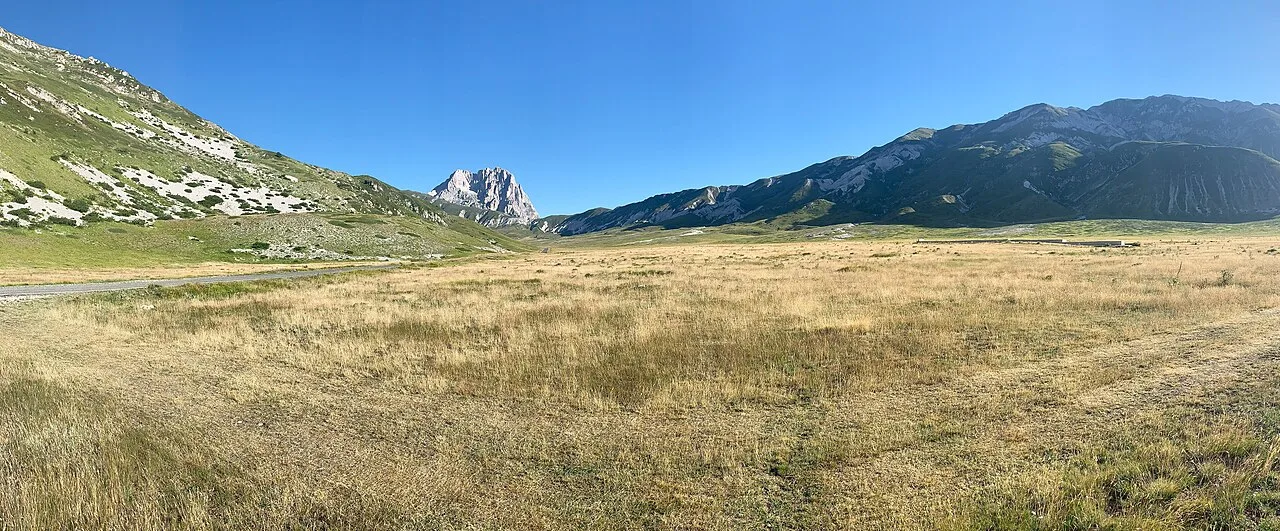 Campo Imperatore e Corno Grande nel massiccio del Gran Sasso