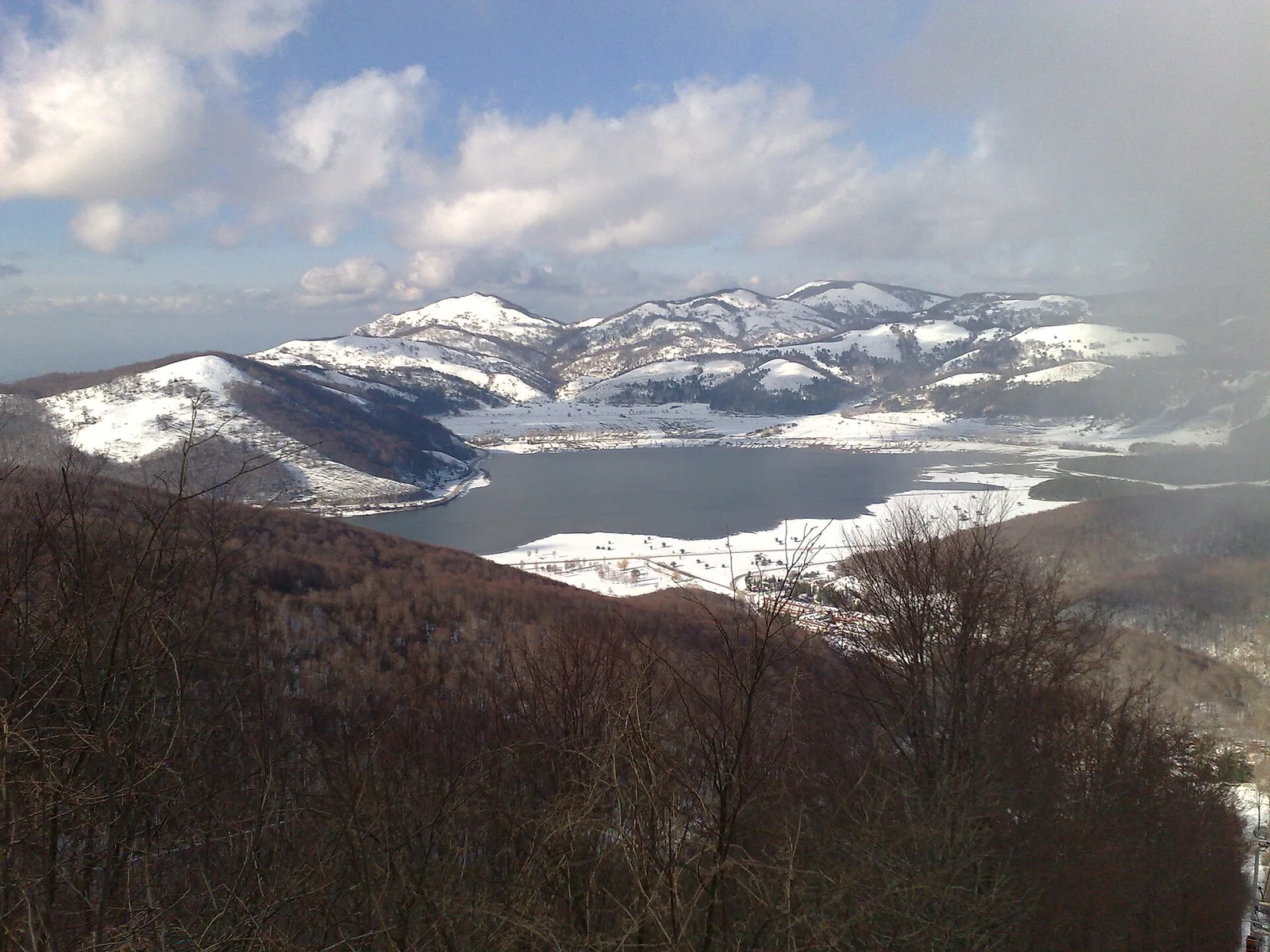 Lago Laceno e rilievi innevati dell’Irpinia