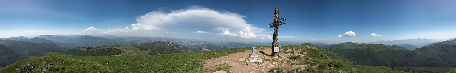 Appennino reggiano osservato dalla cima del Monte Cusna