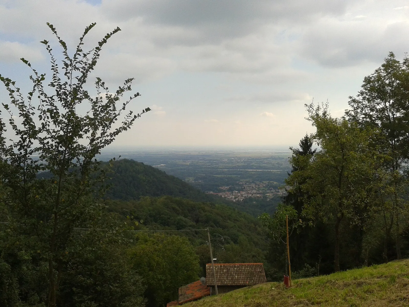 Panorama verdeggiante di Fanna in Friuli-Venezia Giulia