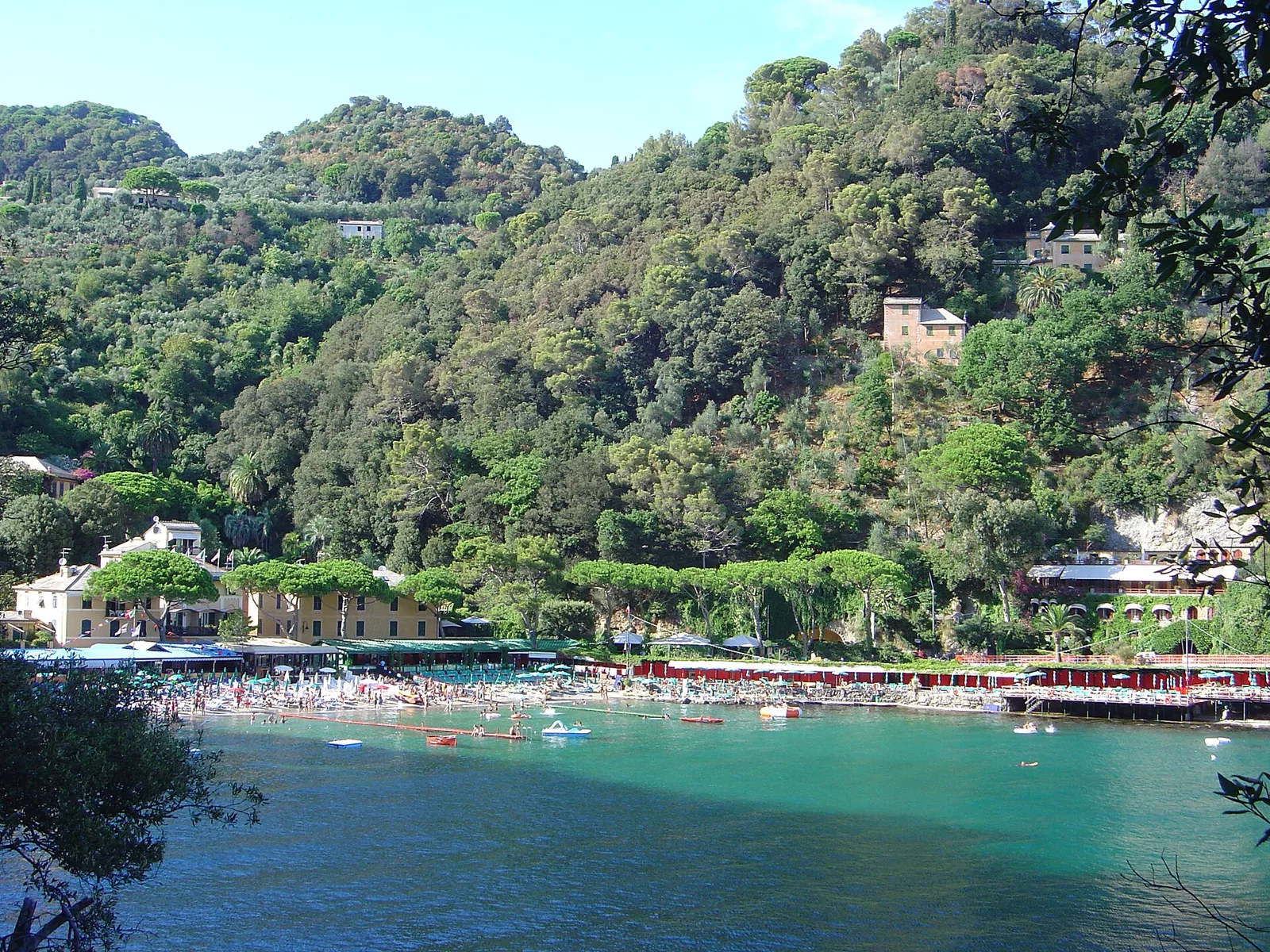 Baia di Paraggi e rilievi verdi della costa ligure