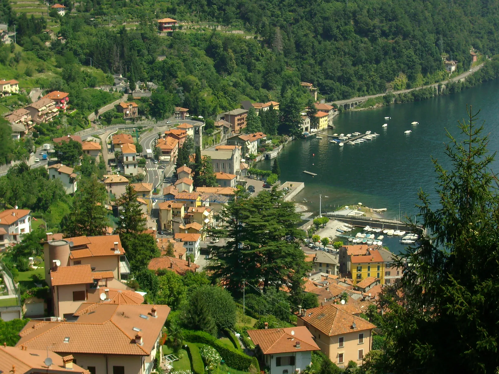 Panorama montano e forestale sopra Argegno sul lago di Como