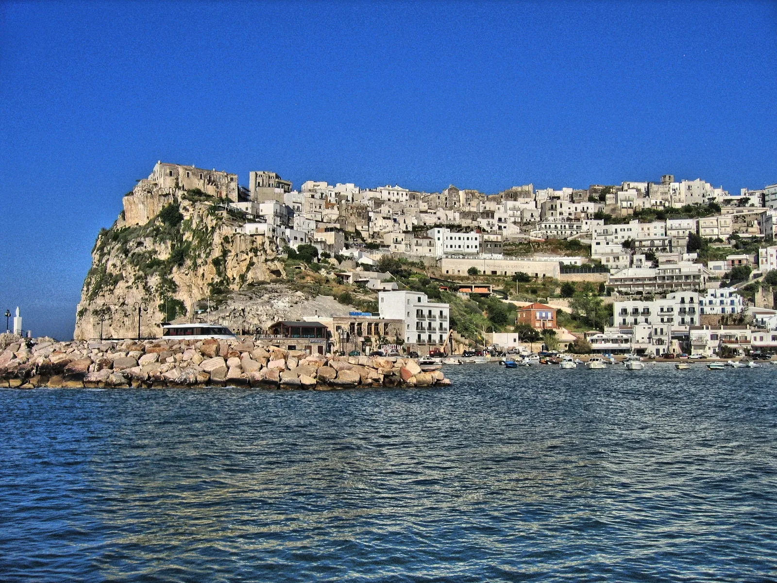 Peschici e i rilievi verdi del promontorio del Gargano