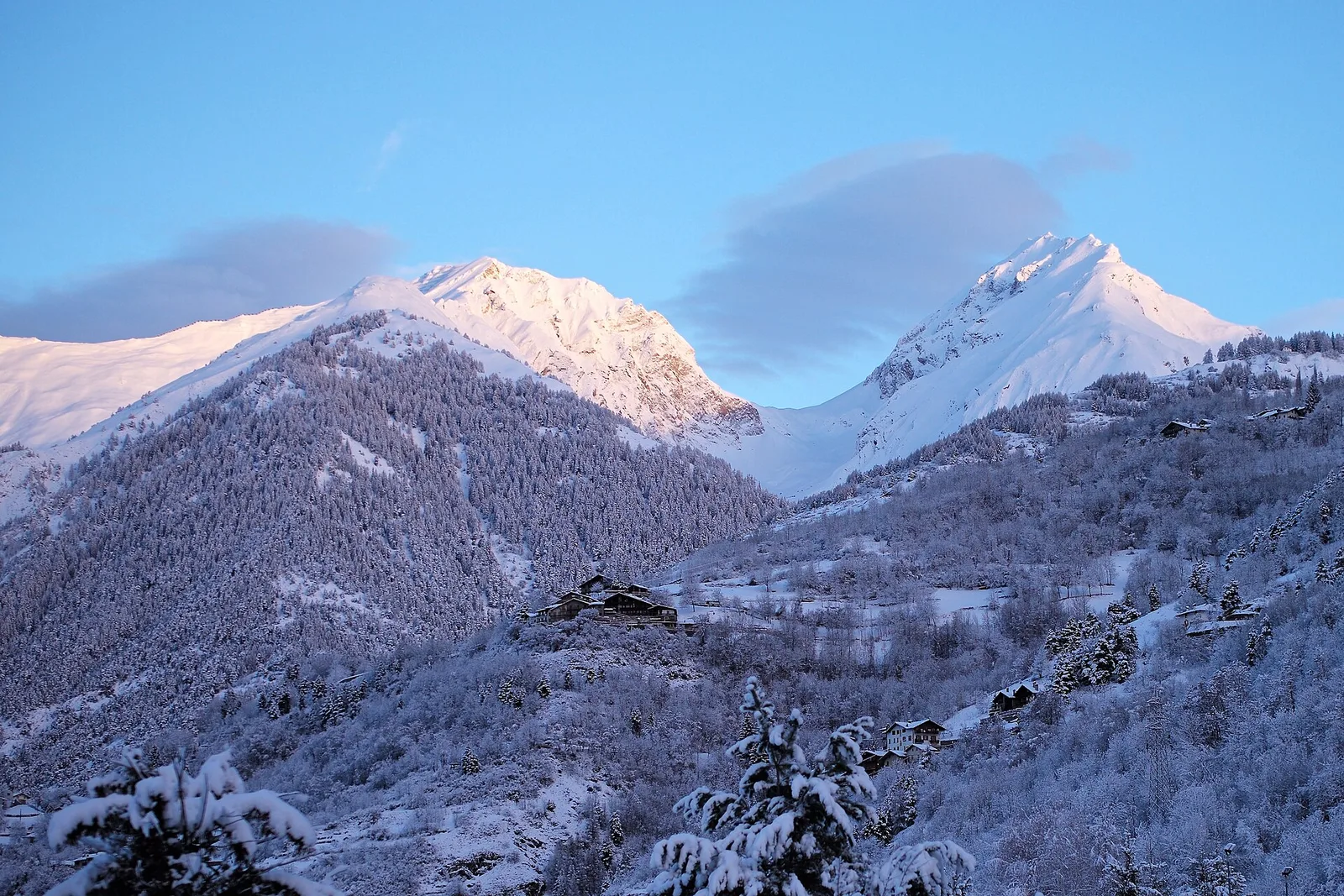Paesaggio alpino del Monte Bianco visto dalla Valle d’Aosta
